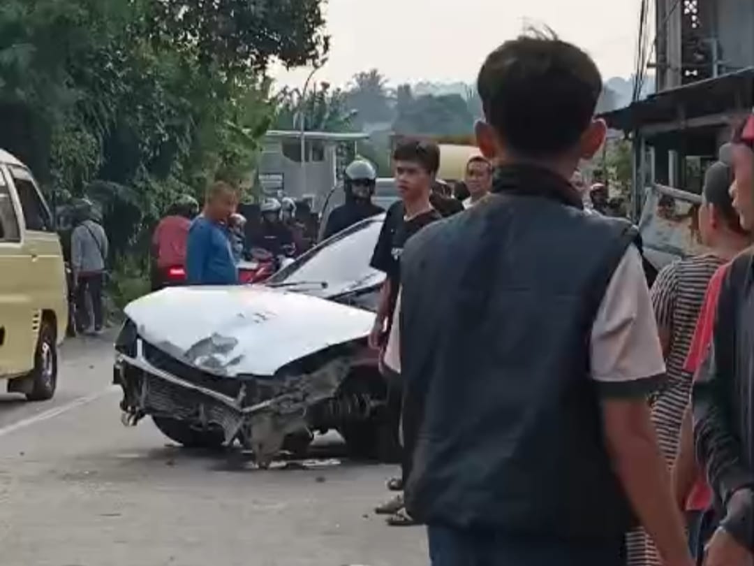 Kecelakaan Lalu Lintas di Kp. Cipatat, Kadubeureum: Pelajar SMP Kritis Usai Ditabrak Sedan
